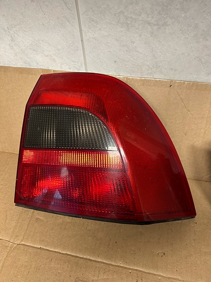 Opel Vectra b oikeanpuolen takavalo