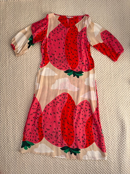 Marimekko jylhä Mansikkavuoret 100 % silkkimekko