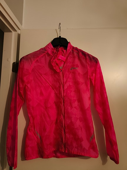 Asicsin pinkki juoksutakki