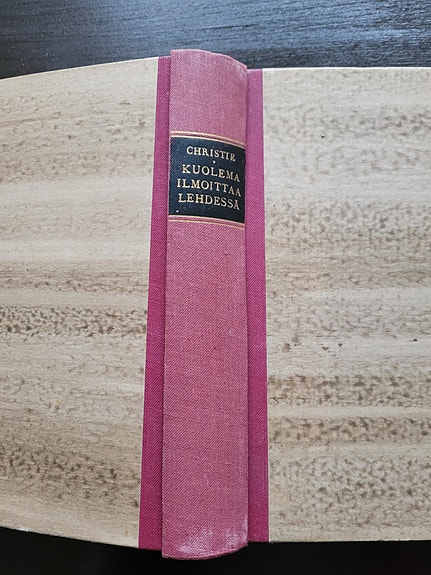 Agatha Christie Kuolema ilmoittaa lehdessä 1.p 1950
