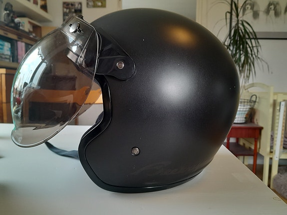 Arai moottoripyöräkypärä ja varusteet