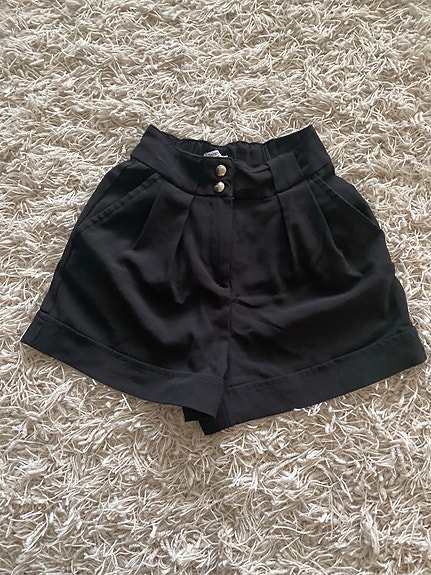Bershka kangas shortsit