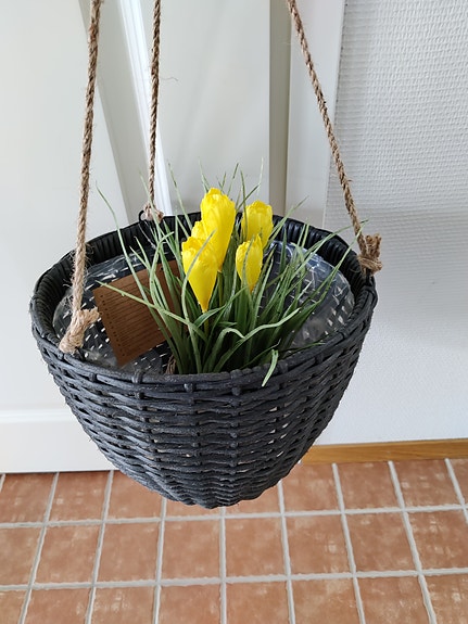 Kotiin/mökille käyttämätön iso amppelikori 13€ (lappu vielä kiinni)