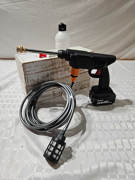 Akkukäyttöinen yhdenkäden 60bar painepesuri. Makita 18v akut käy