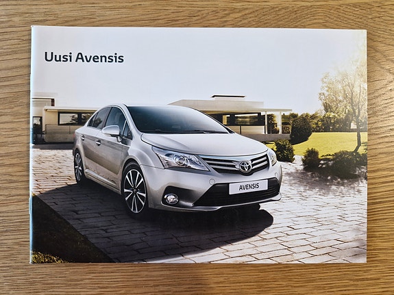Toyota Avensis -esite 2012
