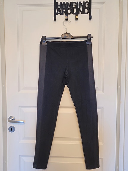Mustat legginsit S