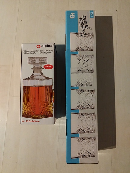 Whisky karahvi ja lasit.