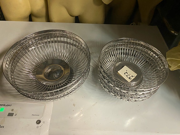 Metallinen hedelmäkori tai leipäkori.