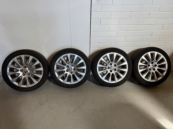 Skoda 17" Alumiinivanteet + 225 / 45 / 17 Kesärenkaat (116)
