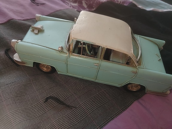 Metallinen auto