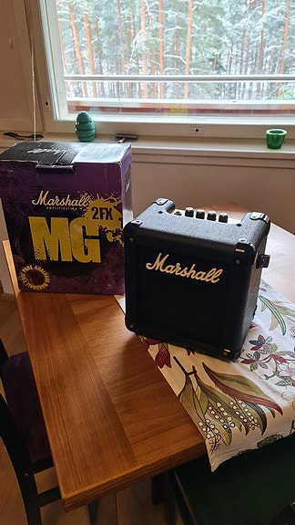 Myydään Marshall MG2FX vahvistin