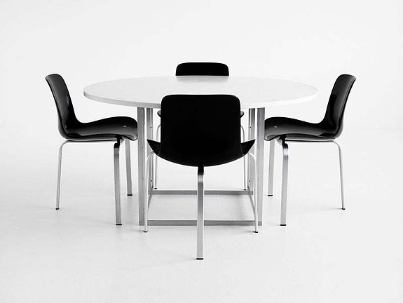 Fritz Hansen PK58 pöytä ja PK8 tuolit