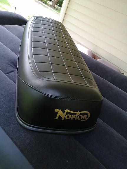 Norton Commando uusi satula