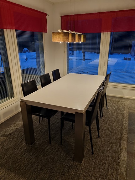 Ruokapöytä kuudelle