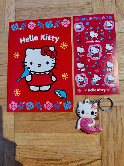 Hello Kitty -kirjoitustarvikkeita ja avaimenperä