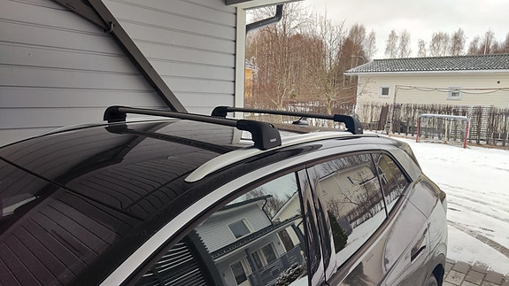 Uudet Thule Wingbar Edge kattotelineet VW ID.4 tai Audi Q4 tai Passat B8 Variant