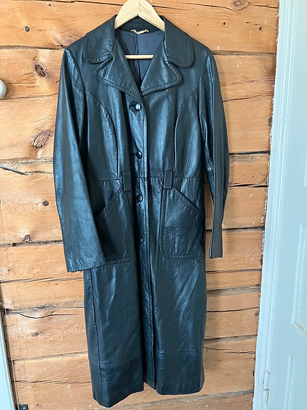 Pitkä musta vintage nahkatakki