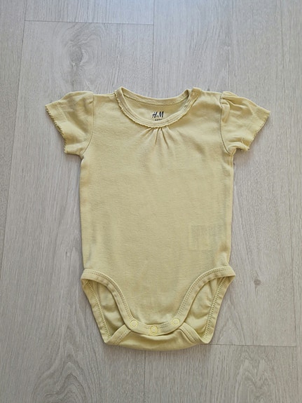 H&M, vaaleankeltainen lyhythihainen body, koko 62, vastaa 56