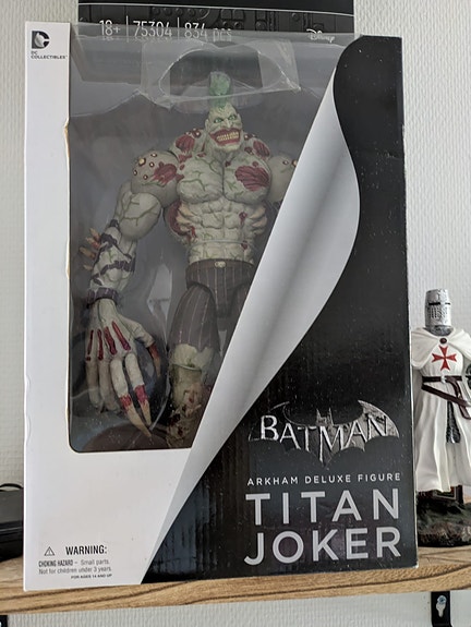 TITAN JOKER – DC Comics Collectibles Batman Arkham Deluxe Figure