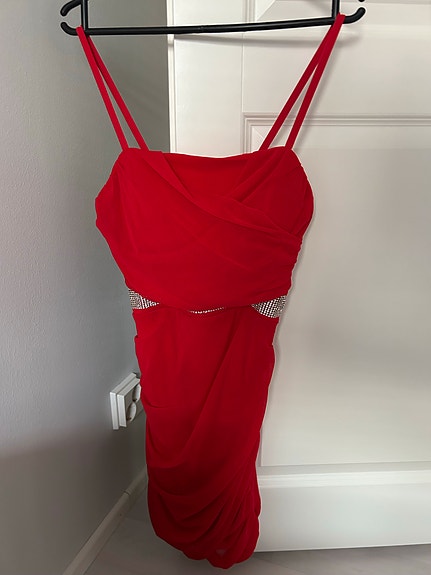 Punainen mekko