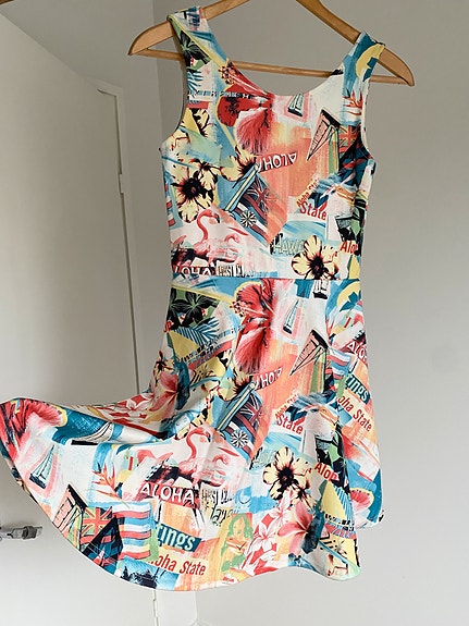 Värikäs mekko S/36