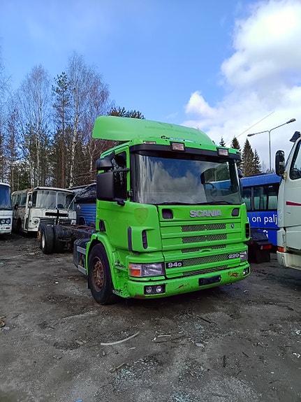 Puretaan kuorma-autoja, paljon erilaisia varaosia, kymmeniä raskaita ajoneuvoja