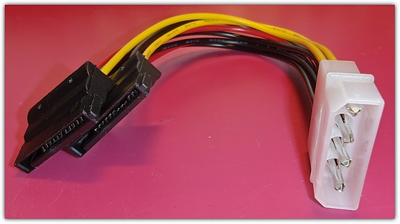 Molex - SATA Y-haaroitettu virtakaapeli (1x 4-pin Molex → 2x 15-pin SATA)