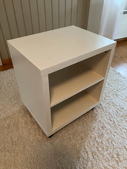 Ikea hyllykkö / yöpöytä pyörillä