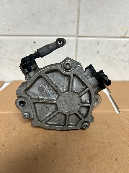 Volvo V40 D2 alipainepumppu