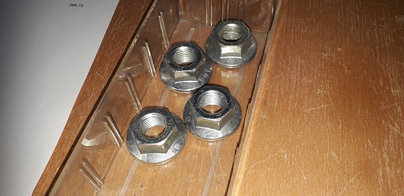 Nokka-akselin hihnapyörän mutteri Opel Vectra-C / Astra-H / Insignia-A / Corsa-D