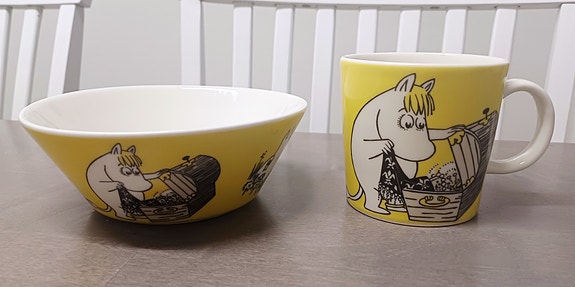 Niiskuneiti ja aarreakku muki ja kulho