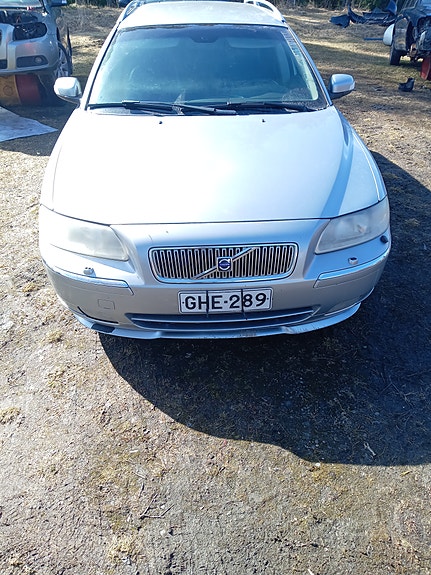 Volvo v70 mk2 07 D5 koneella