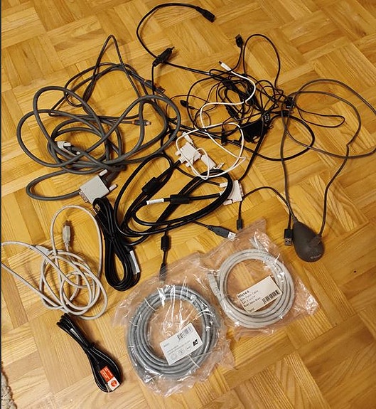 Iso kasa erilaisia kaapeleita ja langaton USB-hiiri