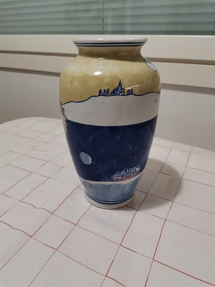 Käsinmaalattu maljakko