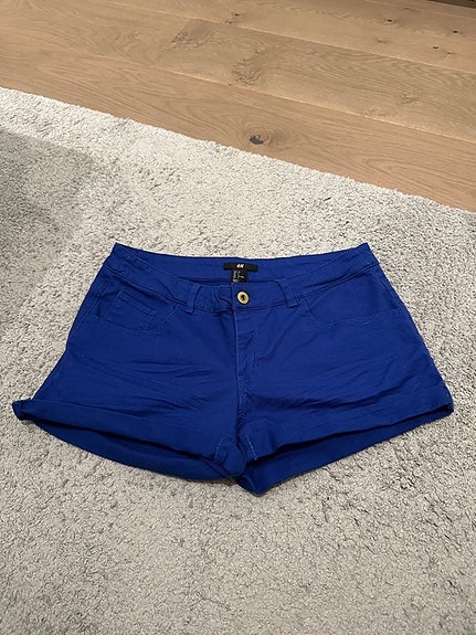 H&M siniset shortsit