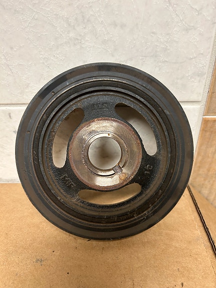 Volvo D2 kampiakselin hihnapyörä