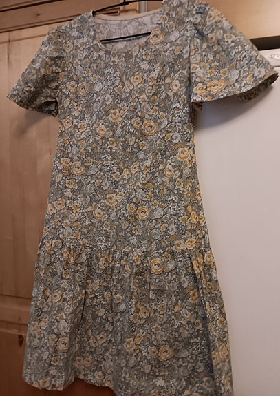 Kesäinen kukkamekko 1970 luvulta