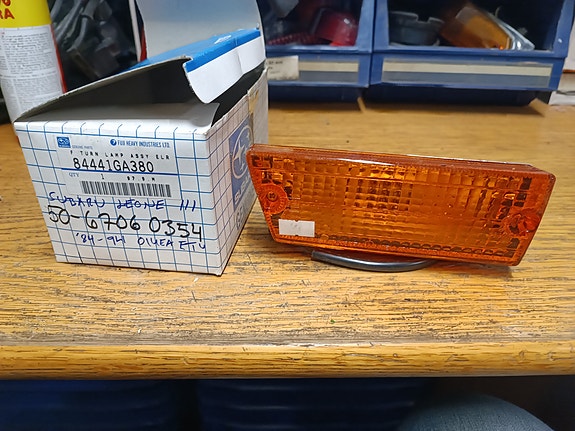 Subaru Leone oikea etuvilkku puskuriin