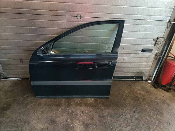 Volvo v70 MK2 vasen etuovi