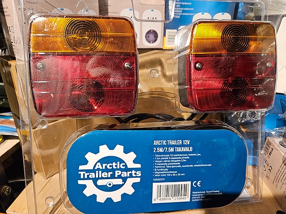 Uusi takavalosarja peräkärryihin ym, magneettikiinnitteinen