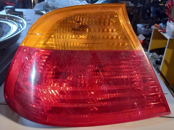 BMW E46 sedan takavalot