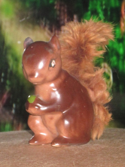 Orava pähkinällä, VANHA,pieni keramiikka figuuri Brinn's Ceramic? Japani?