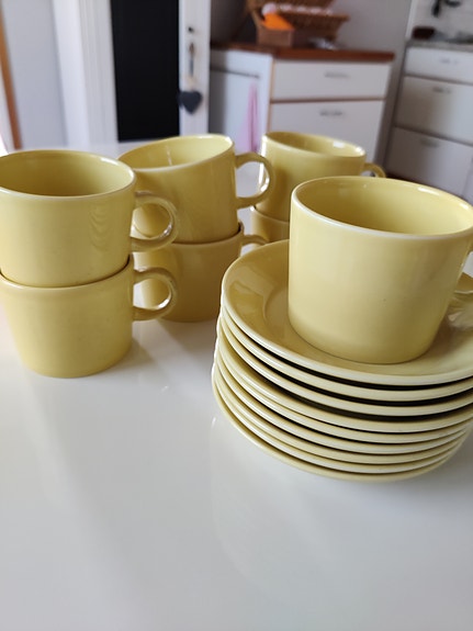 Teema kahvikupit ja lautaset