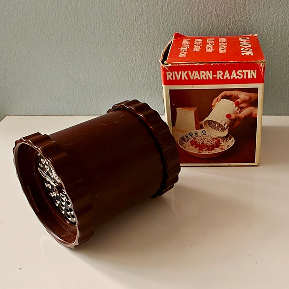 Sormiturvallinen raastin + Tupperware-lasi edullisesti yhdessä 12 e tai erikseen
