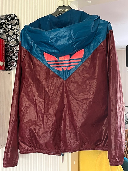 Adidas tuulitakki. 38