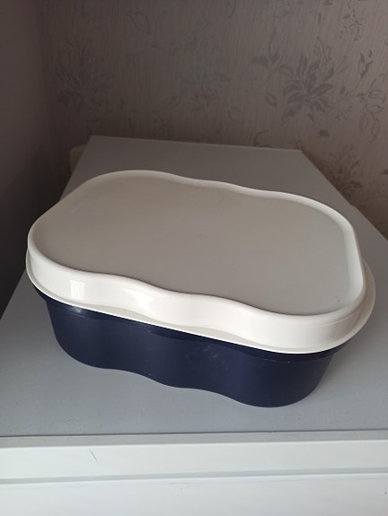 Tupperware leipälaatikko
