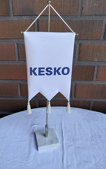 Myydään Kesko-pöytäviiri.