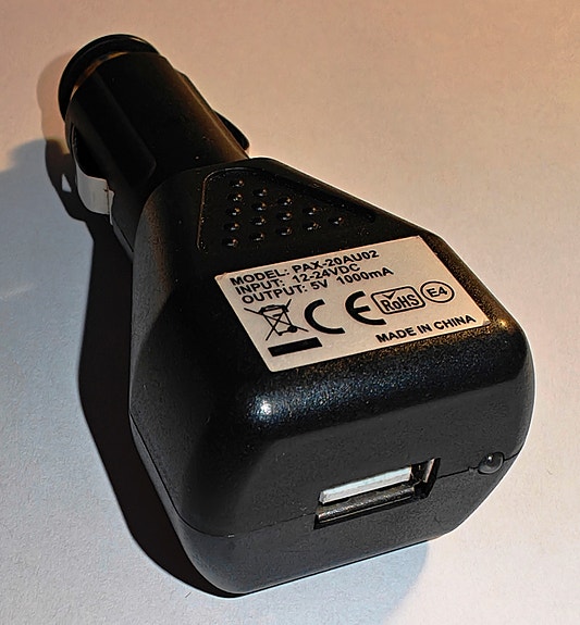 PAX-20AU02 autolaturi tupakinsytyttimeen USB portilla