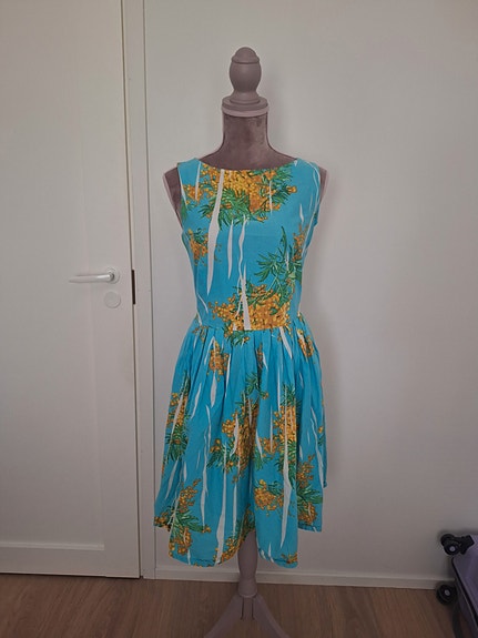 50-luvun tyylinen mekko