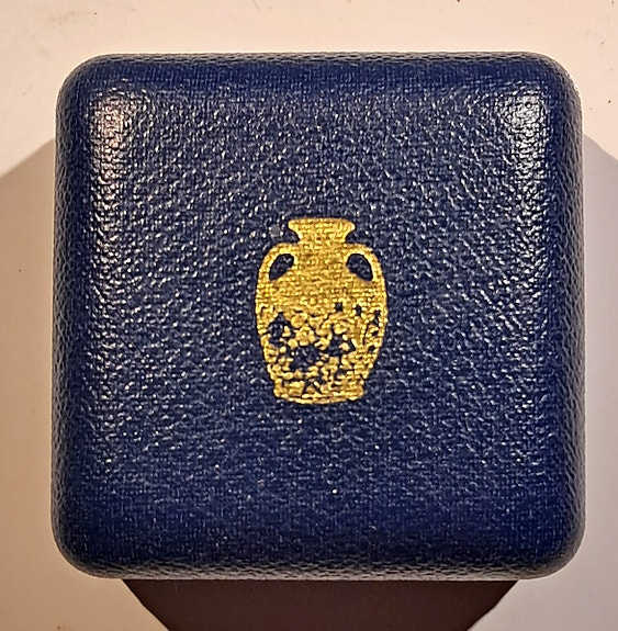 N-1. Posliinisormustin, Wedgwood, Englanti